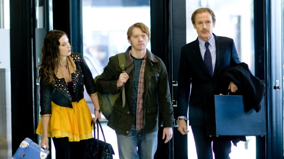 Záběry z francouzské filmu Neřízená střela s Emily Blunt, Billem Nighym a Rupertem Grintem